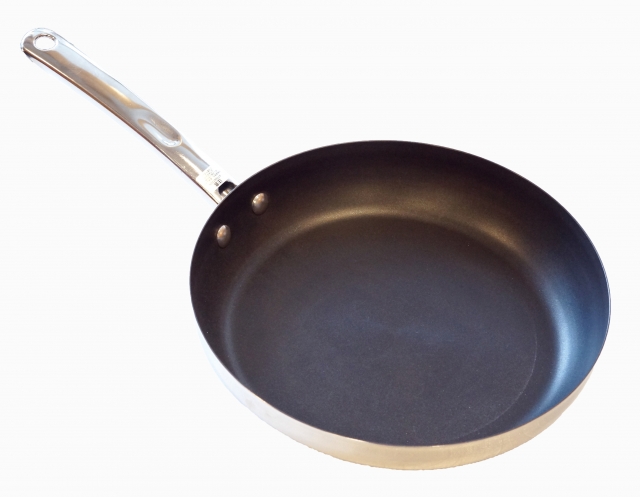 テフロン加工のフライパンのイメージ画像
