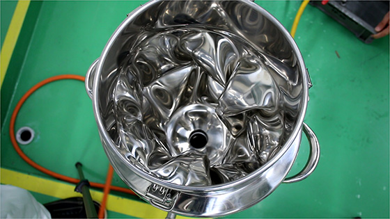 全面にへこみが発生したジャケットタンク