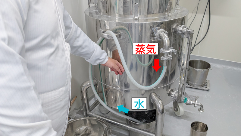 蒸気対策として設置したバケツとホース