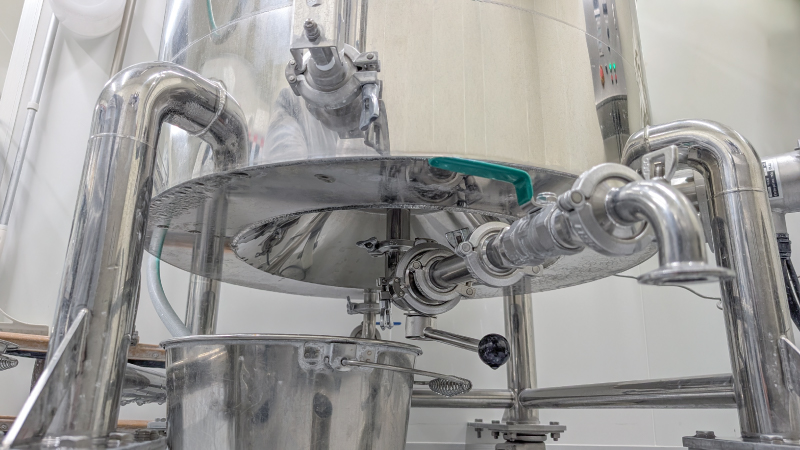 タンク底部までジャケット構造を採用した温調タンク