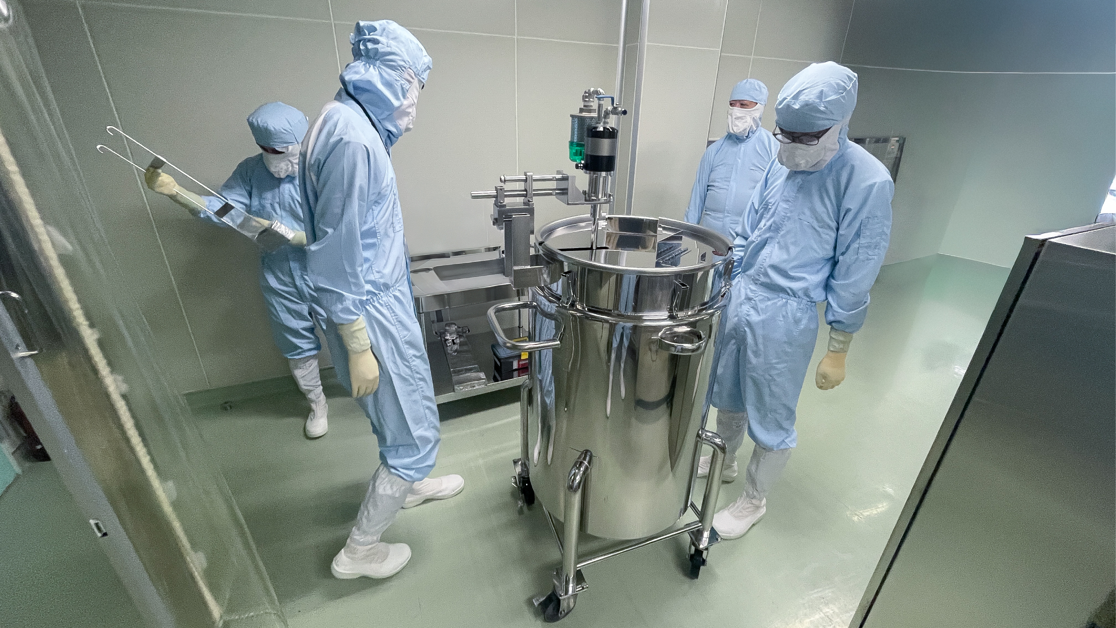 製薬用撹拌タンク導入現場