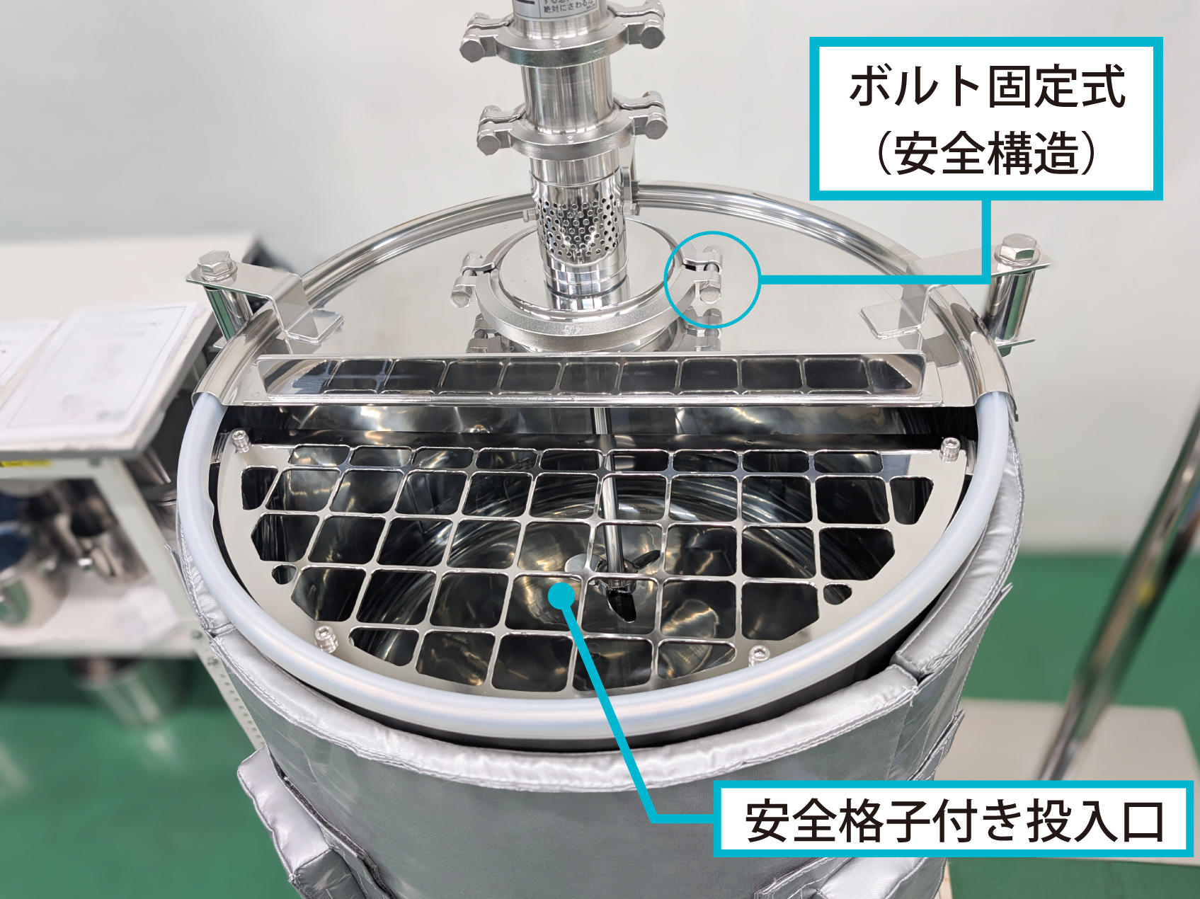 格子板付きの投入口と窓枠