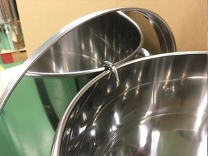 【特注事例】化学メーカー様 納入事例を公開しました：フック付ステンレス容器