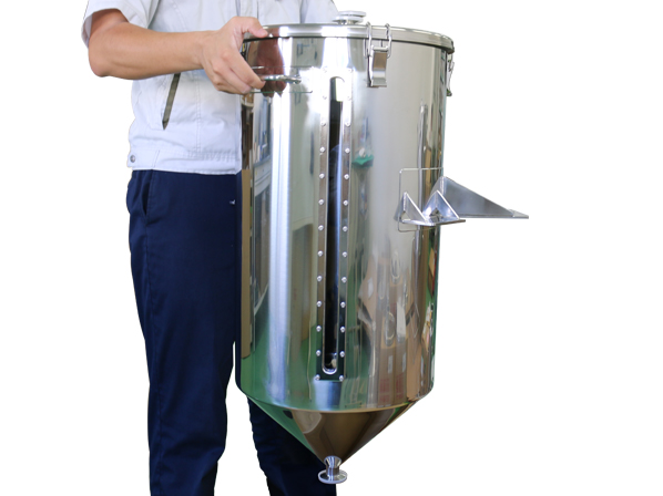 【特注事例】化学メーカー様 納入事例を公開しました：のぞき窓付ステンレスホッパー