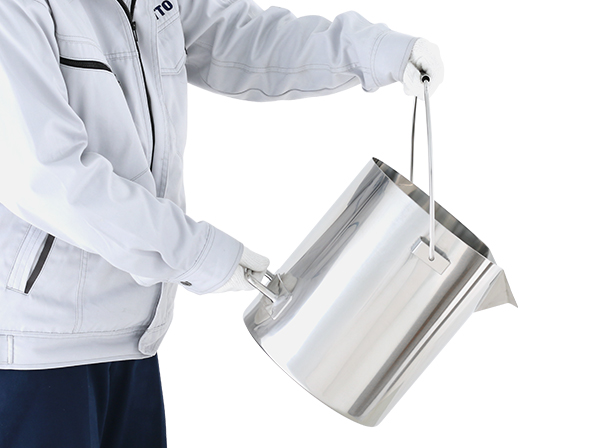 【採用事例】液体のロスと異物混入を防ぐステンレスバケツ