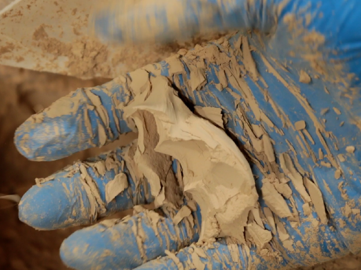 湿り気・油分を含む粉の例 握ると塊が残る